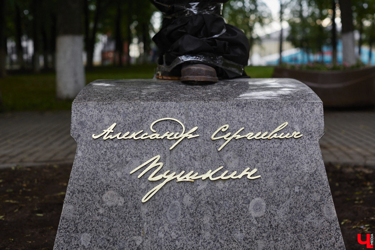 Мало кто знает, но правнук «солнца русской поэзии» не просто обитал в столице Владимирской области, но и создал здесь семью с дочерью губернатора. Краевед Александр Капусткин узнал об этом и организовал экскурсию. Мы прошлись с ним по местам, где бывал Александр Николаевич Павлов.