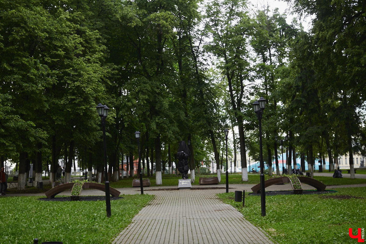 Мало кто знает, но правнук «солнца русской поэзии» не просто обитал в столице Владимирской области, но и создал здесь семью с дочерью губернатора. Краевед Александр Капусткин узнал об этом и организовал экскурсию. Мы прошлись с ним по местам, где бывал Александр Николаевич Павлов.