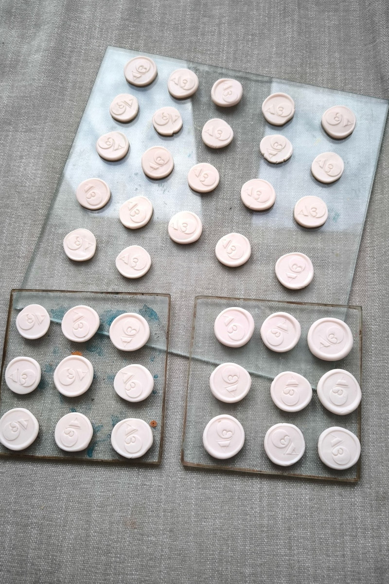 На серьгах, созданных художницей Анастасией Захаровой, можно найти даже символ древнего города — сокола. Он угадывается среди других узоров, проявляясь не сразу, словно оптическая иллюзия. Автор украшений из полимерной глины стала одним из победителей открытого конкурса сувениров. «Ключ-Медиа» первым показывает ее уникальные работы!