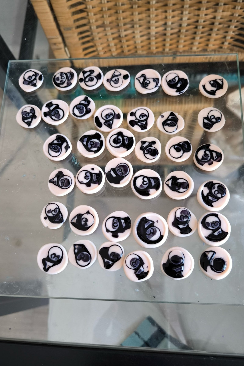 На серьгах, созданных художницей Анастасией Захаровой, можно найти даже символ древнего города — сокола. Он угадывается среди других узоров, проявляясь не сразу, словно оптическая иллюзия. Автор украшений из полимерной глины стала одним из победителей открытого конкурса сувениров. «Ключ-Медиа» первым показывает ее уникальные работы!