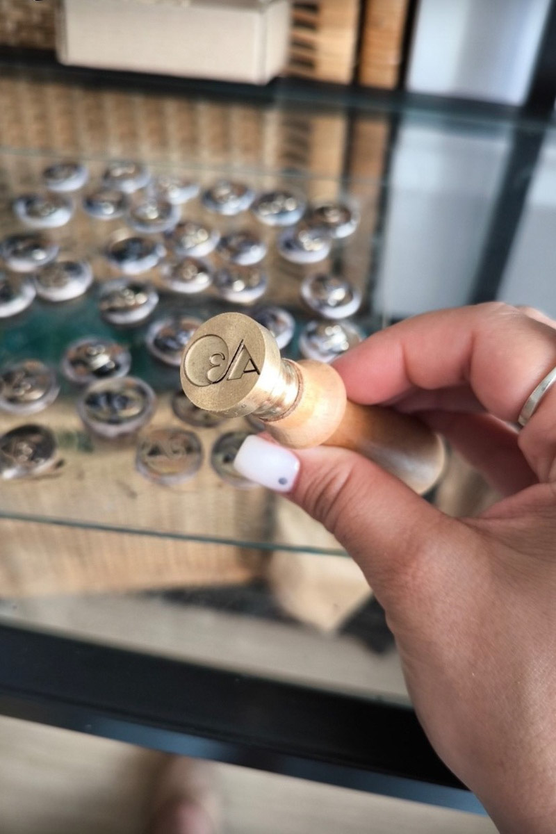 На серьгах, созданных художницей Анастасией Захаровой, можно найти даже символ древнего города — сокола. Он угадывается среди других узоров, проявляясь не сразу, словно оптическая иллюзия. Автор украшений из полимерной глины стала одним из победителей открытого конкурса сувениров. «Ключ-Медиа» первым показывает ее уникальные работы!