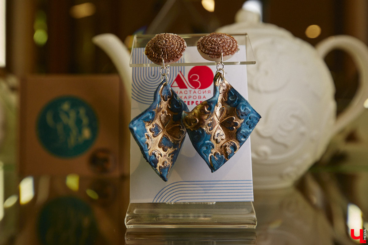 На серьгах, созданных художницей Анастасией Захаровой, можно найти даже символ древнего города — сокола. Он угадывается среди других узоров, проявляясь не сразу, словно оптическая иллюзия. Автор украшений из полимерной глины стала одним из победителей открытого конкурса сувениров. «Ключ-Медиа» первым показывает ее уникальные работы!