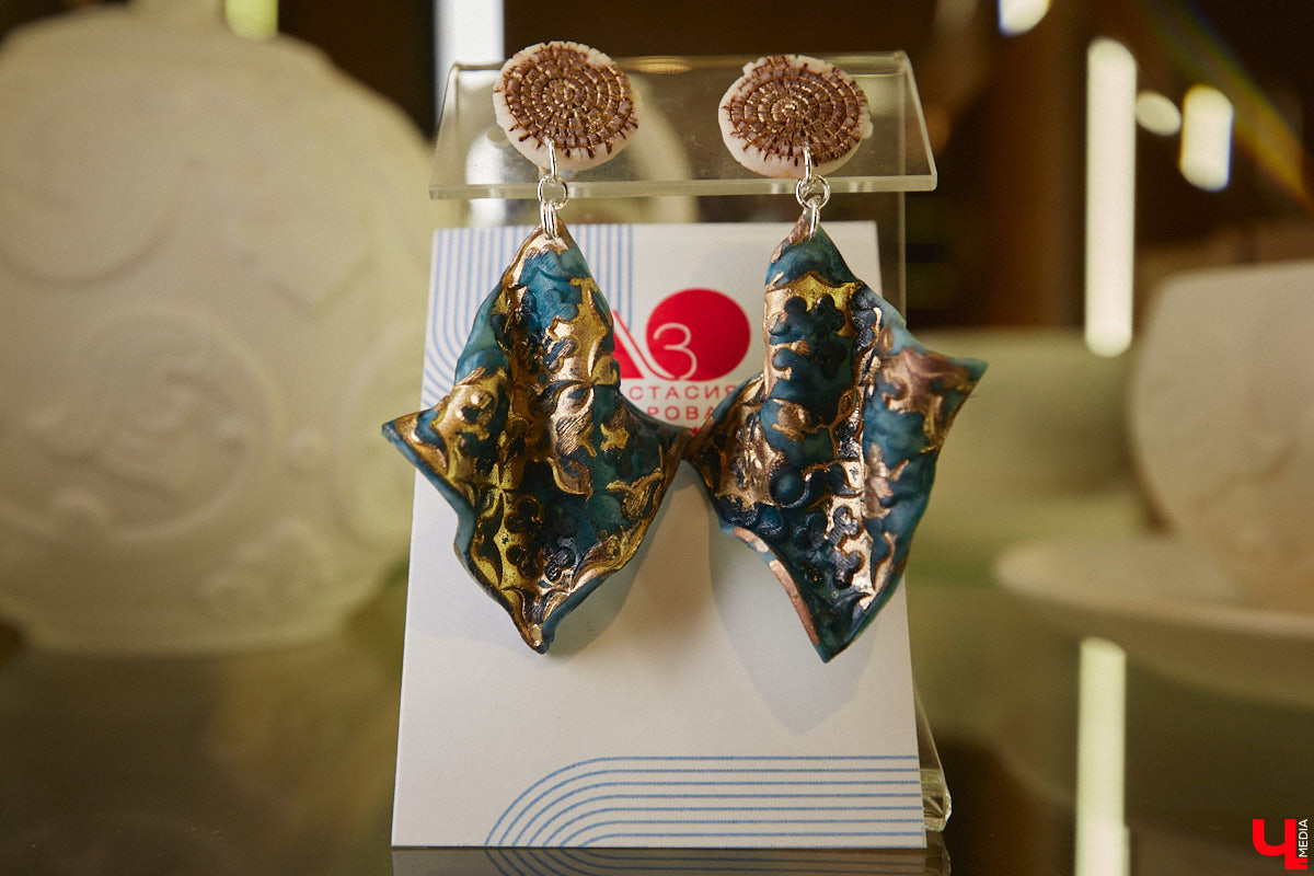 На серьгах, созданных художницей Анастасией Захаровой, можно найти даже символ древнего города — сокола. Он угадывается среди других узоров, проявляясь не сразу, словно оптическая иллюзия. Автор украшений из полимерной глины стала одним из победителей открытого конкурса сувениров. «Ключ-Медиа» первым показывает ее уникальные работы!
