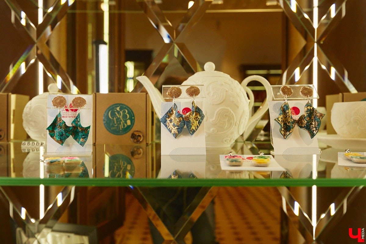 На серьгах, созданных художницей Анастасией Захаровой, можно найти даже символ древнего города — сокола. Он угадывается среди других узоров, проявляясь не сразу, словно оптическая иллюзия. Автор украшений из полимерной глины стала одним из победителей открытого конкурса сувениров. «Ключ-Медиа» первым показывает ее уникальные работы!