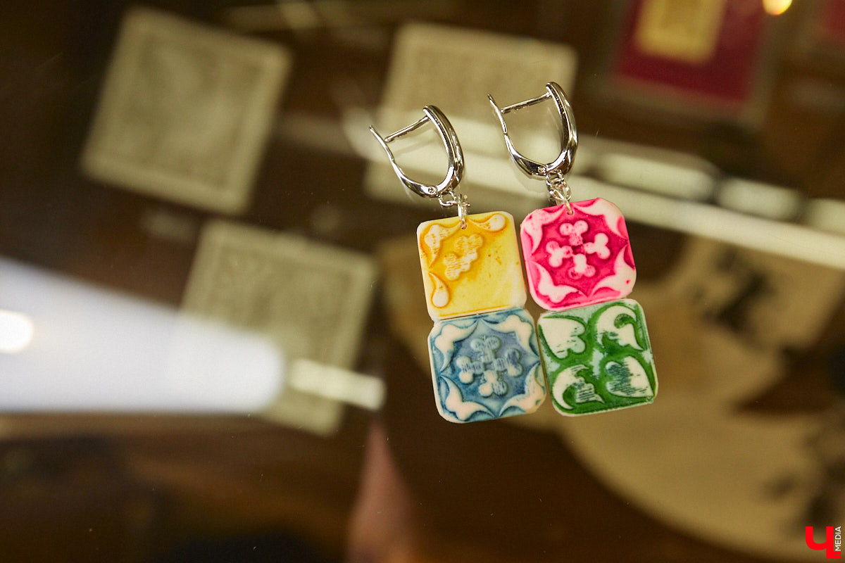 На серьгах, созданных художницей Анастасией Захаровой, можно найти даже символ древнего города — сокола. Он угадывается среди других узоров, проявляясь не сразу, словно оптическая иллюзия. Автор украшений из полимерной глины стала одним из победителей открытого конкурса сувениров. «Ключ-Медиа» первым показывает ее уникальные работы!