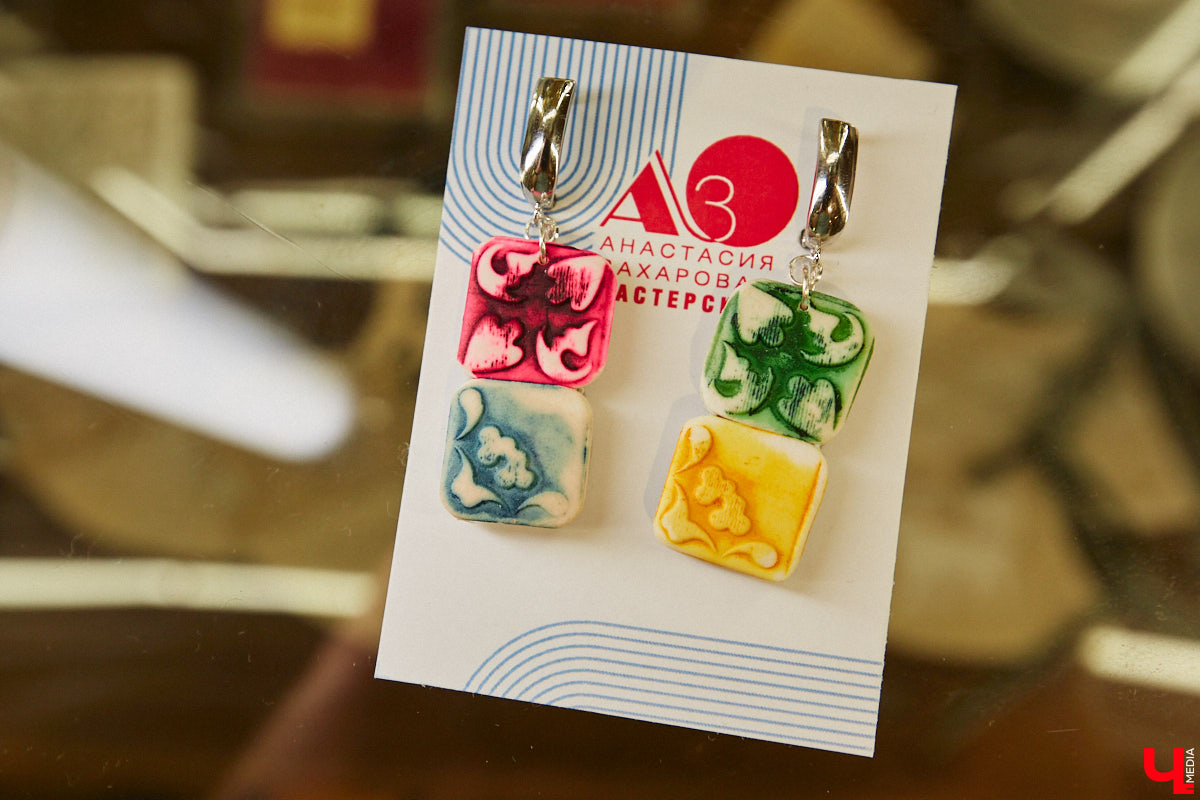 На серьгах, созданных художницей Анастасией Захаровой, можно найти даже символ древнего города — сокола. Он угадывается среди других узоров, проявляясь не сразу, словно оптическая иллюзия. Автор украшений из полимерной глины стала одним из победителей открытого конкурса сувениров. «Ключ-Медиа» первым показывает ее уникальные работы!