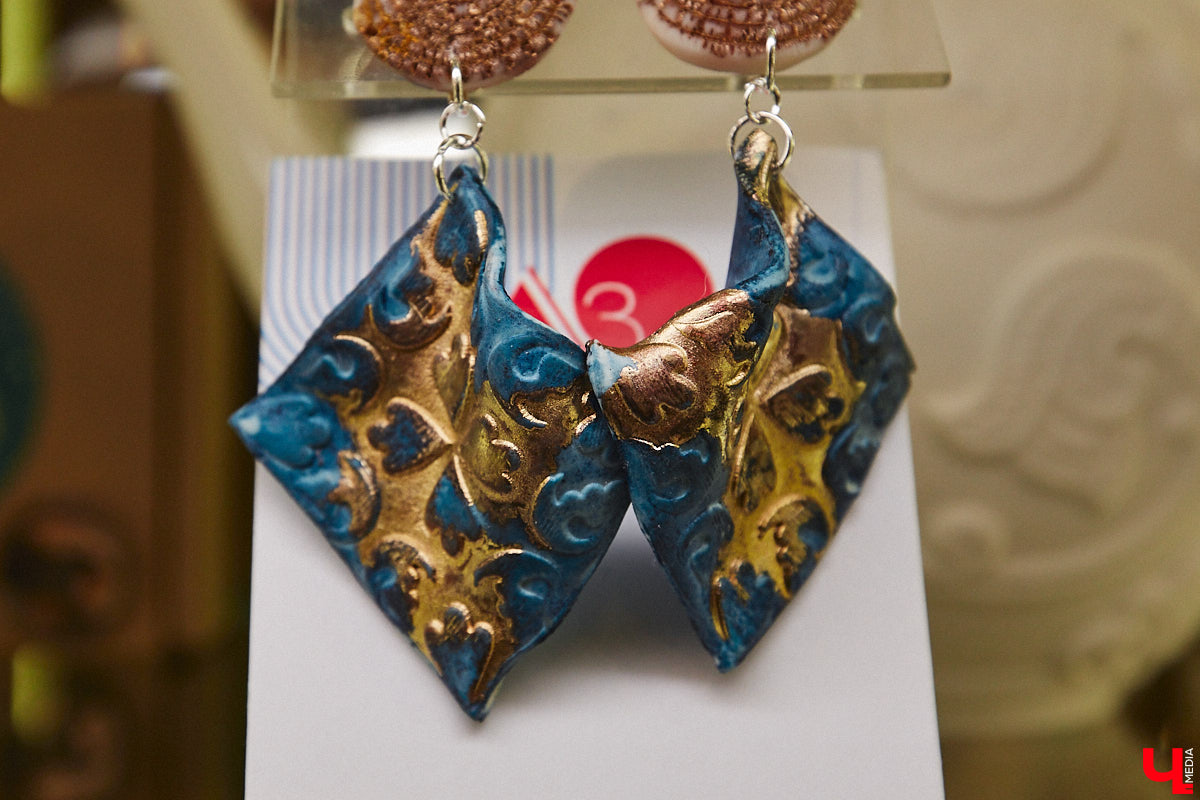 На серьгах, созданных художницей Анастасией Захаровой, можно найти даже символ древнего города — сокола. Он угадывается среди других узоров, проявляясь не сразу, словно оптическая иллюзия. Автор украшений из полимерной глины стала одним из победителей открытого конкурса сувениров. «Ключ-Медиа» первым показывает ее уникальные работы!