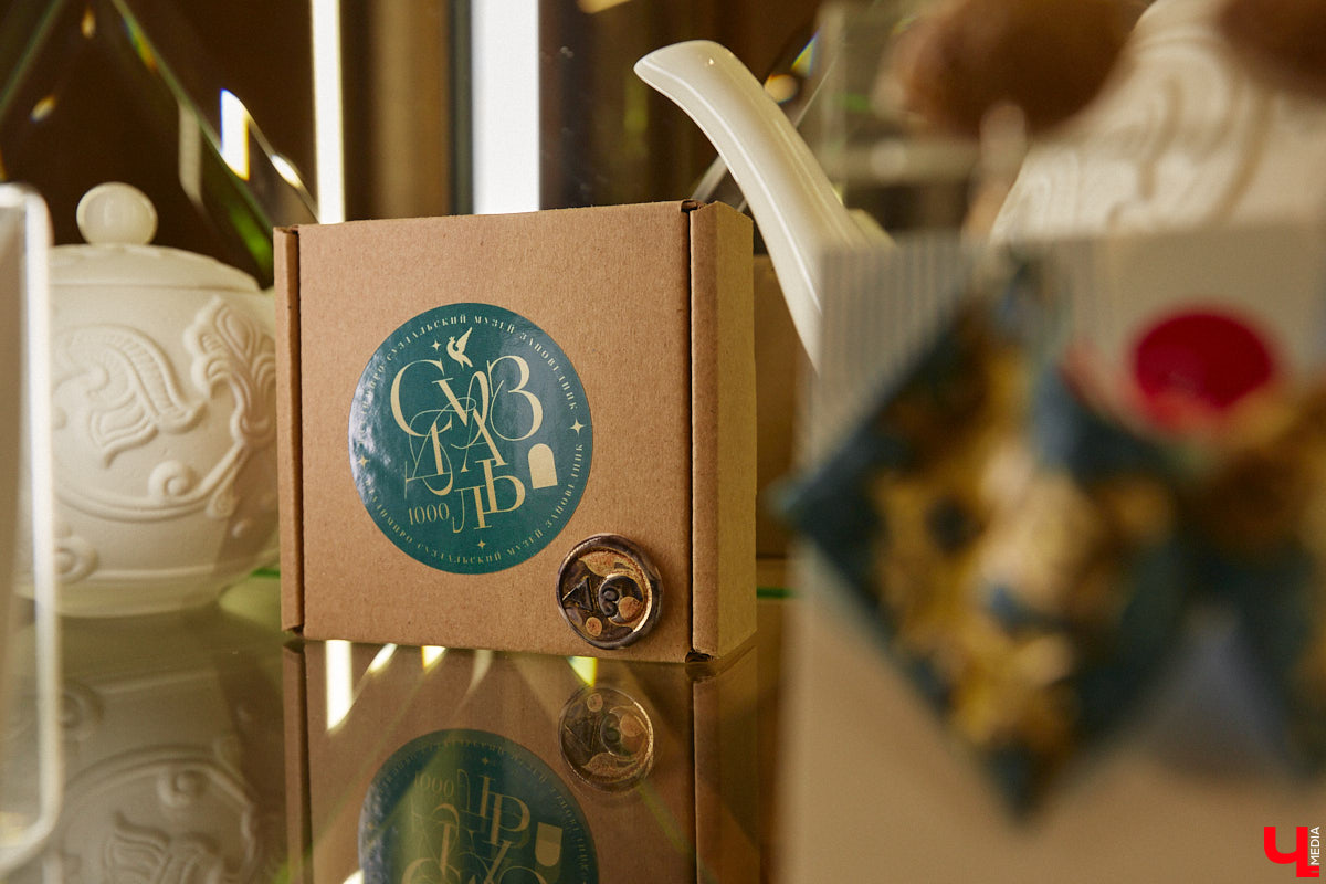 На серьгах, созданных художницей Анастасией Захаровой, можно найти даже символ древнего города — сокола. Он угадывается среди других узоров, проявляясь не сразу, словно оптическая иллюзия. Автор украшений из полимерной глины стала одним из победителей открытого конкурса сувениров. «Ключ-Медиа» первым показывает ее уникальные работы!