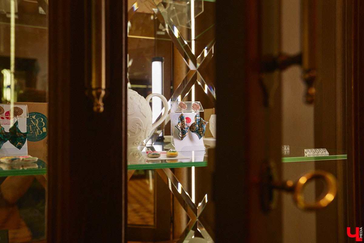 На серьгах, созданных художницей Анастасией Захаровой, можно найти даже символ древнего города — сокола. Он угадывается среди других узоров, проявляясь не сразу, словно оптическая иллюзия. Автор украшений из полимерной глины стала одним из победителей открытого конкурса сувениров. «Ключ-Медиа» первым показывает ее уникальные работы!