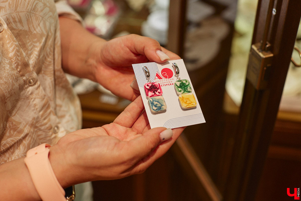 На серьгах, созданных художницей Анастасией Захаровой, можно найти даже символ древнего города — сокола. Он угадывается среди других узоров, проявляясь не сразу, словно оптическая иллюзия. Автор украшений из полимерной глины стала одним из победителей открытого конкурса сувениров. «Ключ-Медиа» первым показывает ее уникальные работы!