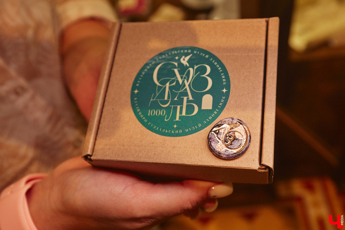 На серьгах, созданных художницей Анастасией Захаровой, можно найти даже символ древнего города — сокола. Он угадывается среди других узоров, проявляясь не сразу, словно оптическая иллюзия. Автор украшений из полимерной глины стала одним из победителей открытого конкурса сувениров. «Ключ-Медиа» первым показывает ее уникальные работы!