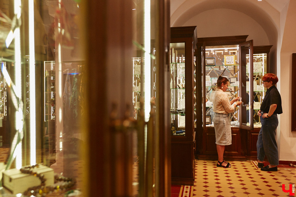 На серьгах, созданных художницей Анастасией Захаровой, можно найти даже символ древнего города — сокола. Он угадывается среди других узоров, проявляясь не сразу, словно оптическая иллюзия. Автор украшений из полимерной глины стала одним из победителей открытого конкурса сувениров. «Ключ-Медиа» первым показывает ее уникальные работы!