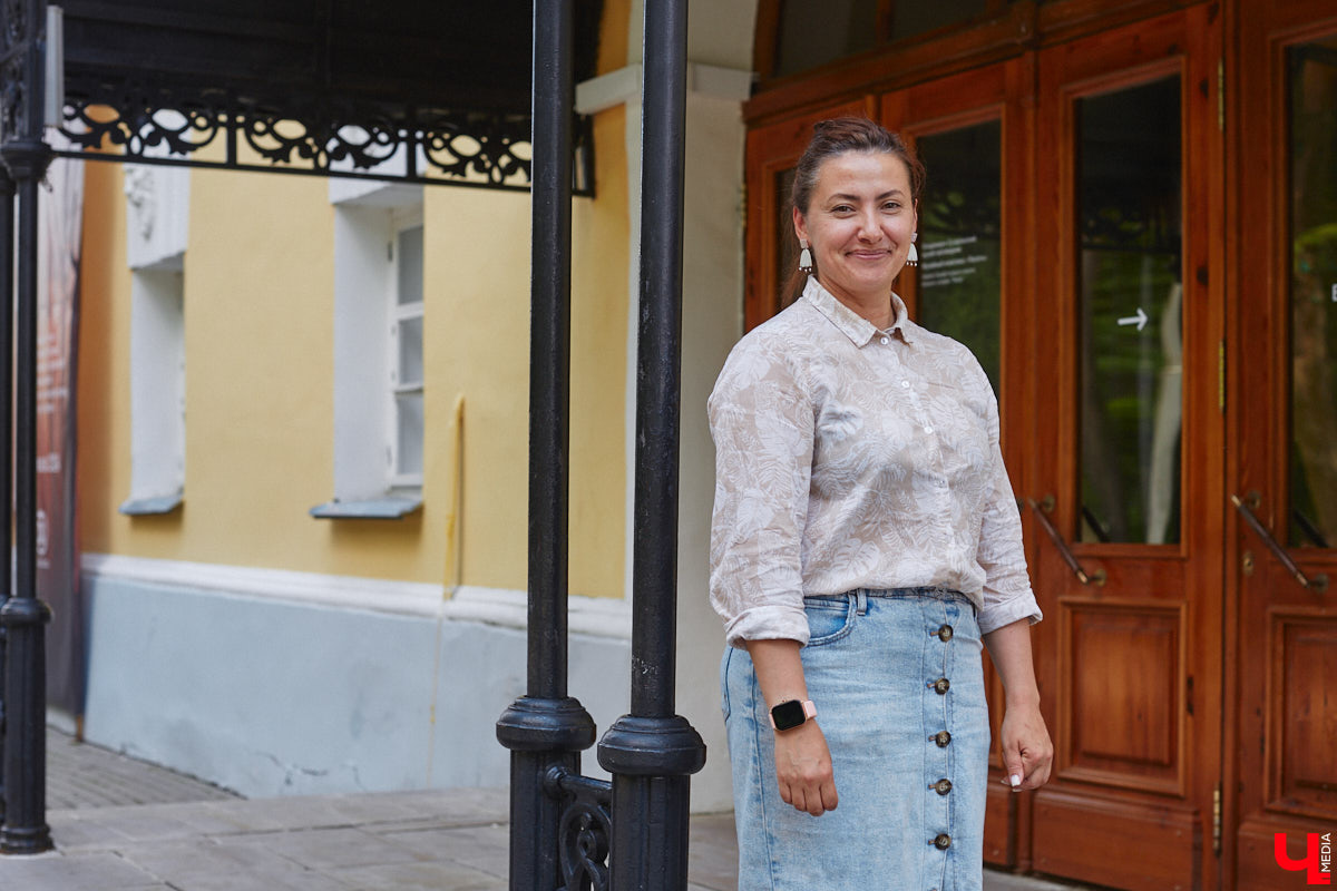 На серьгах, созданных художницей Анастасией Захаровой, можно найти даже символ древнего города — сокола. Он угадывается среди других узоров, проявляясь не сразу, словно оптическая иллюзия. Автор украшений из полимерной глины стала одним из победителей открытого конкурса сувениров. «Ключ-Медиа» первым показывает ее уникальные работы!