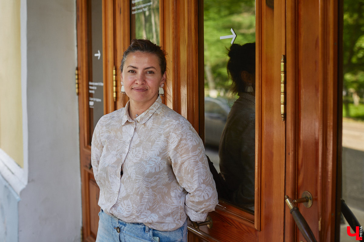 На серьгах, созданных художницей Анастасией Захаровой, можно найти даже символ древнего города — сокола. Он угадывается среди других узоров, проявляясь не сразу, словно оптическая иллюзия. Автор украшений из полимерной глины стала одним из победителей открытого конкурса сувениров. «Ключ-Медиа» первым показывает ее уникальные работы!