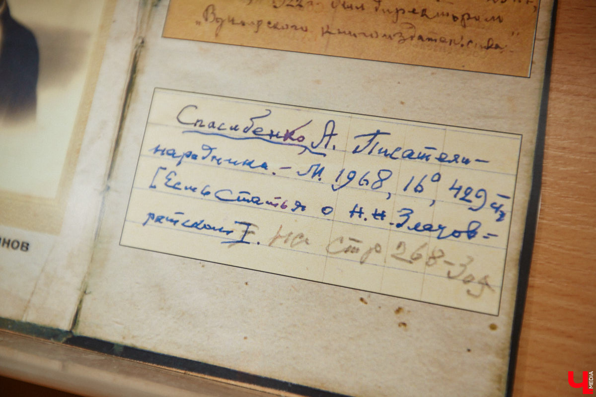 Местный коллекционер и краевед собрал уникальный фонд из газет, рукописей и книг. Одну из этих бумажных реликвий он даже выменял на последний костюм! Теперь же архив Леонида Богданова помогает разгадывать исторические загадки и делать яркие открытия. Например, из истории Владимирского академического театра драмы.