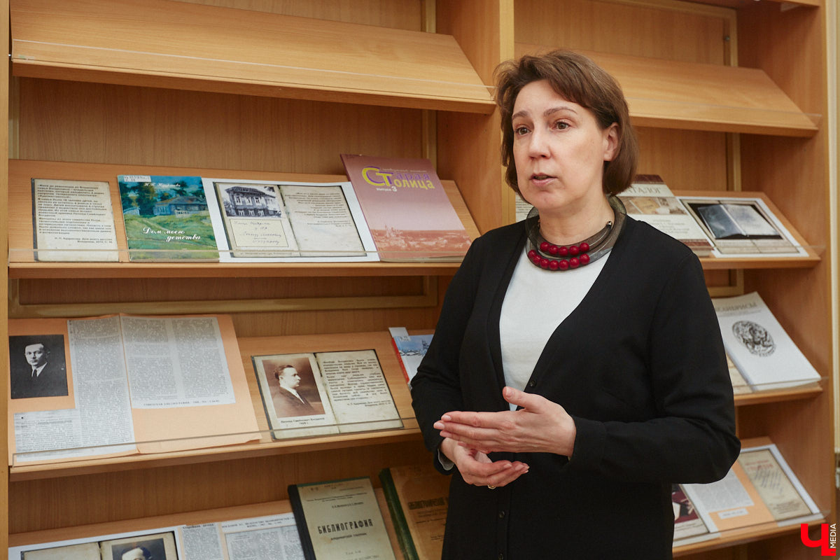 Местный коллекционер и краевед собрал уникальный фонд из газет, рукописей и книг. Одну из этих бумажных реликвий он даже выменял на последний костюм! Теперь же архив Леонида Богданова помогает разгадывать исторические загадки и делать яркие открытия. Например, из истории Владимирского академического театра драмы.