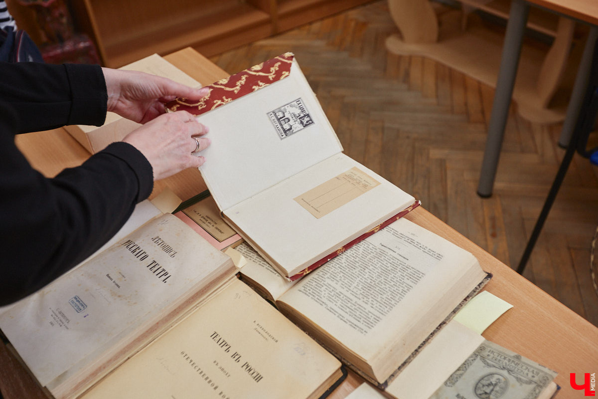 Местный коллекционер и краевед собрал уникальный фонд из газет, рукописей и книг. Одну из этих бумажных реликвий он даже выменял на последний костюм! Теперь же архив Леонида Богданова помогает разгадывать исторические загадки и делать яркие открытия. Например, из истории Владимирского академического театра драмы.