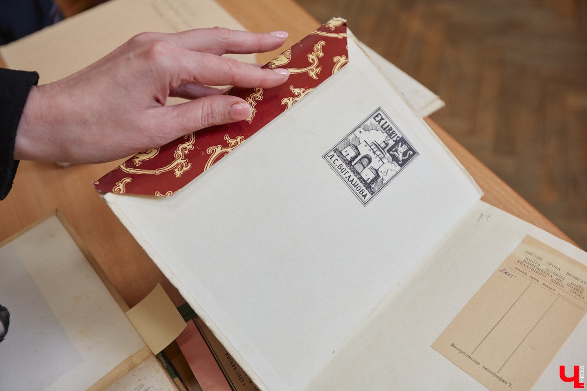 Местный коллекционер и краевед собрал уникальный фонд из газет, рукописей и книг. Одну из этих бумажных реликвий он даже выменял на последний костюм! Теперь же архив Леонида Богданова помогает разгадывать исторические загадки и делать яркие открытия. Например, из истории Владимирского академического театра драмы.