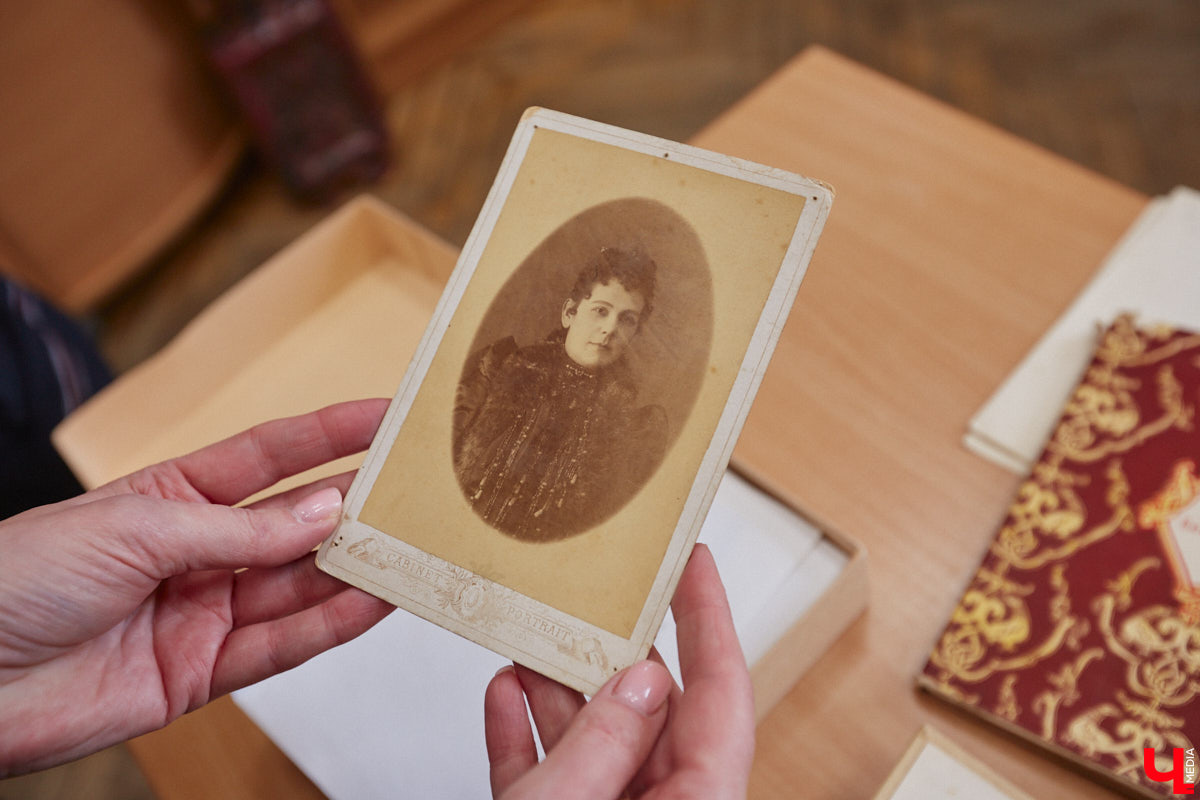 Местный коллекционер и краевед собрал уникальный фонд из газет, рукописей и книг. Одну из этих бумажных реликвий он даже выменял на последний костюм! Теперь же архив Леонида Богданова помогает разгадывать исторические загадки и делать яркие открытия. Например, из истории Владимирского академического театра драмы.