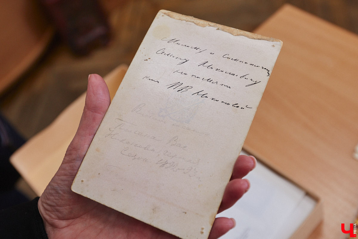 Местный коллекционер и краевед собрал уникальный фонд из газет, рукописей и книг. Одну из этих бумажных реликвий он даже выменял на последний костюм! Теперь же архив Леонида Богданова помогает разгадывать исторические загадки и делать яркие открытия. Например, из истории Владимирского академического театра драмы.