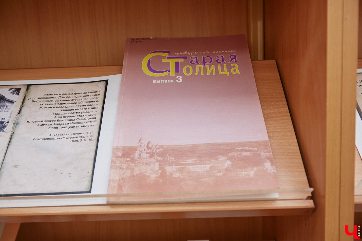 Местный коллекционер и краевед собрал уникальный фонд из газет, рукописей и книг. Одну из этих бумажных реликвий он даже выменял на последний костюм! Теперь же архив Леонида Богданова помогает разгадывать исторические загадки и делать яркие открытия. Например, из истории Владимирского академического театра драмы.