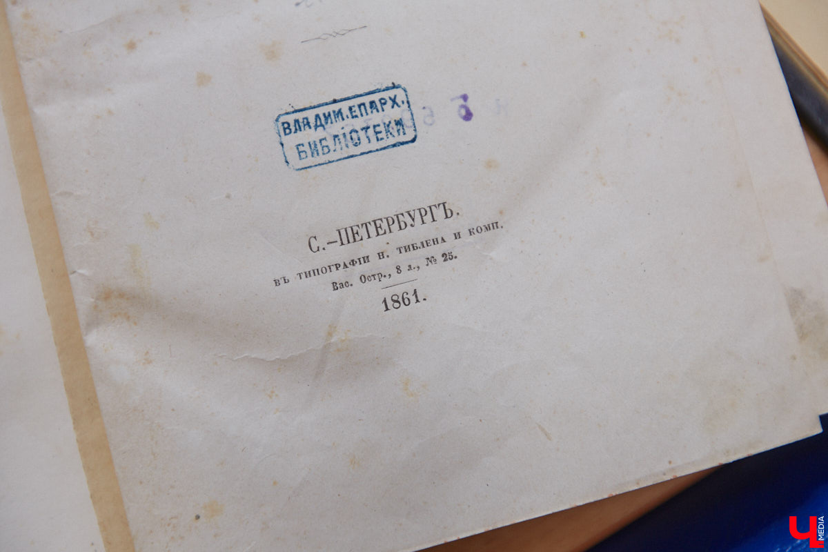 Местный коллекционер и краевед собрал уникальный фонд из газет, рукописей и книг. Одну из этих бумажных реликвий он даже выменял на последний костюм! Теперь же архив Леонида Богданова помогает разгадывать исторические загадки и делать яркие открытия. Например, из истории Владимирского академического театра драмы.