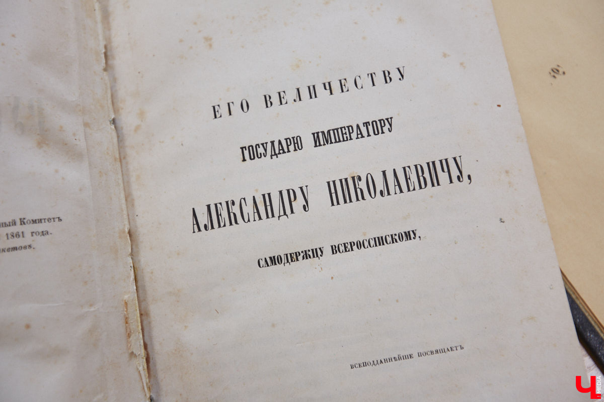Местный коллекционер и краевед собрал уникальный фонд из газет, рукописей и книг. Одну из этих бумажных реликвий он даже выменял на последний костюм! Теперь же архив Леонида Богданова помогает разгадывать исторические загадки и делать яркие открытия. Например, из истории Владимирского академического театра драмы.