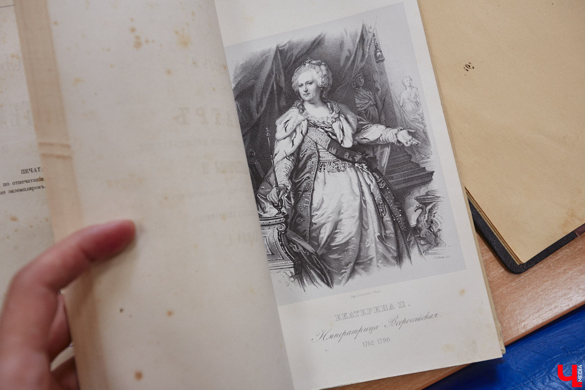 Местный коллекционер и краевед собрал уникальный фонд из газет, рукописей и книг. Одну из этих бумажных реликвий он даже выменял на последний костюм! Теперь же архив Леонида Богданова помогает разгадывать исторические загадки и делать яркие открытия. Например, из истории Владимирского академического театра драмы.