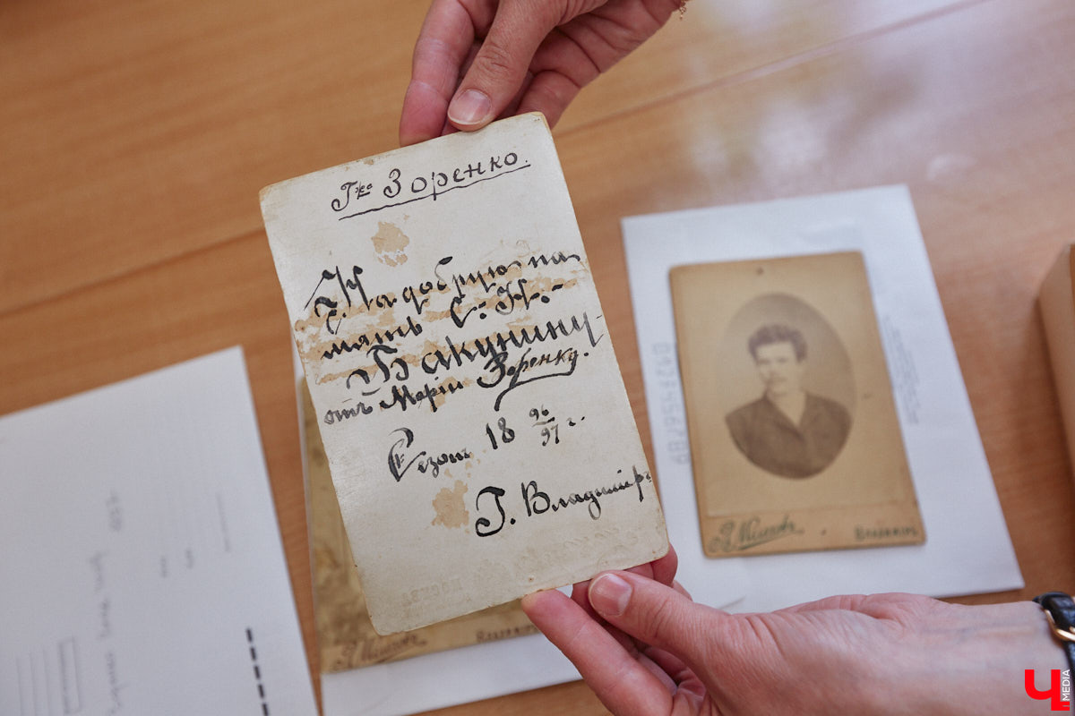 Местный коллекционер и краевед собрал уникальный фонд из газет, рукописей и книг. Одну из этих бумажных реликвий он даже выменял на последний костюм! Теперь же архив Леонида Богданова помогает разгадывать исторические загадки и делать яркие открытия. Например, из истории Владимирского академического театра драмы.