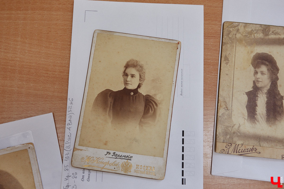 Местный коллекционер и краевед собрал уникальный фонд из газет, рукописей и книг. Одну из этих бумажных реликвий он даже выменял на последний костюм! Теперь же архив Леонида Богданова помогает разгадывать исторические загадки и делать яркие открытия. Например, из истории Владимирского академического театра драмы.