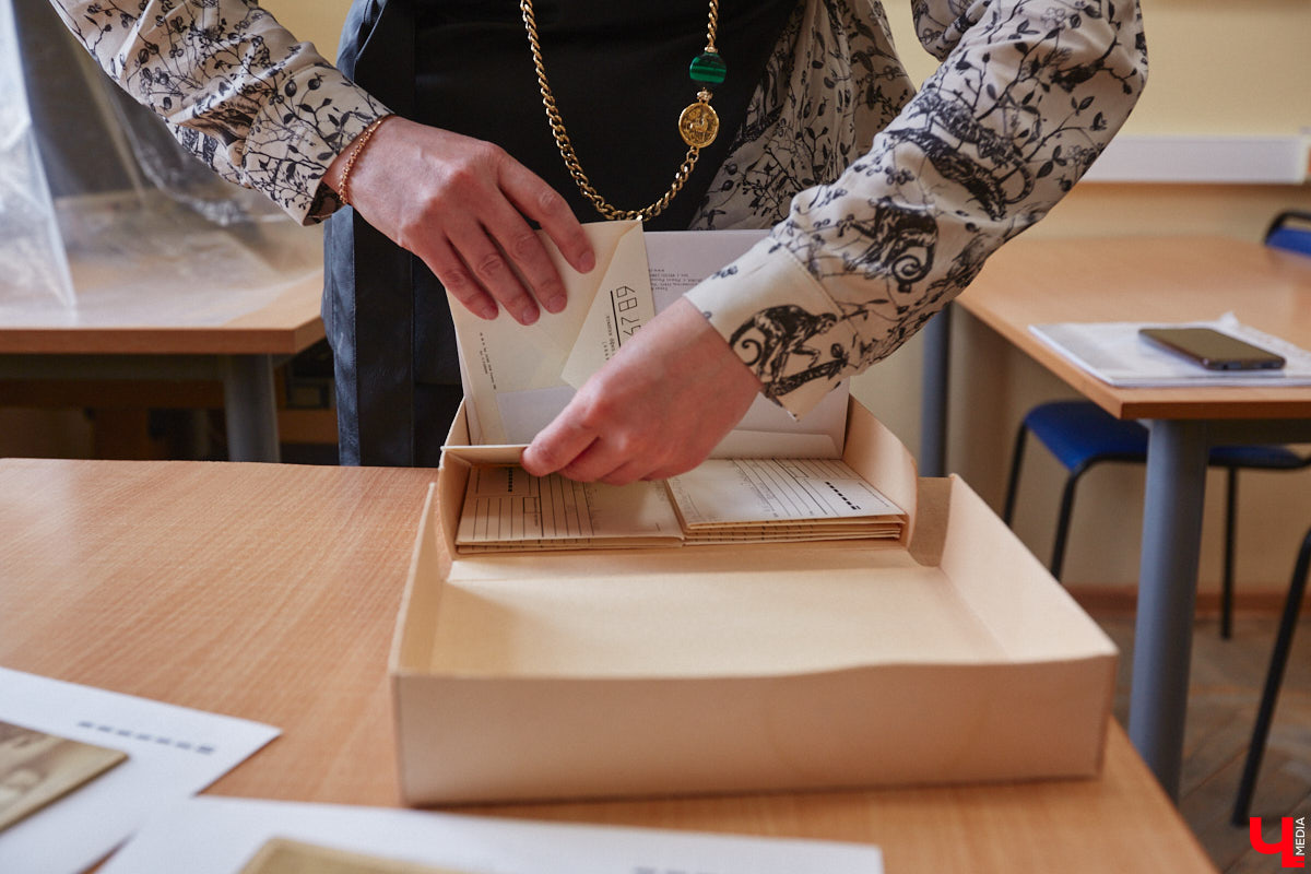 Местный коллекционер и краевед собрал уникальный фонд из газет, рукописей и книг. Одну из этих бумажных реликвий он даже выменял на последний костюм! Теперь же архив Леонида Богданова помогает разгадывать исторические загадки и делать яркие открытия. Например, из истории Владимирского академического театра драмы.