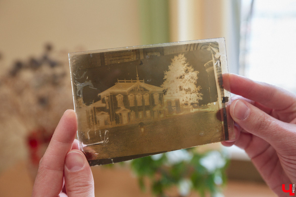 Местный коллекционер и краевед собрал уникальный фонд из газет, рукописей и книг. Одну из этих бумажных реликвий он даже выменял на последний костюм! Теперь же архив Леонида Богданова помогает разгадывать исторические загадки и делать яркие открытия. Например, из истории Владимирского академического театра драмы.