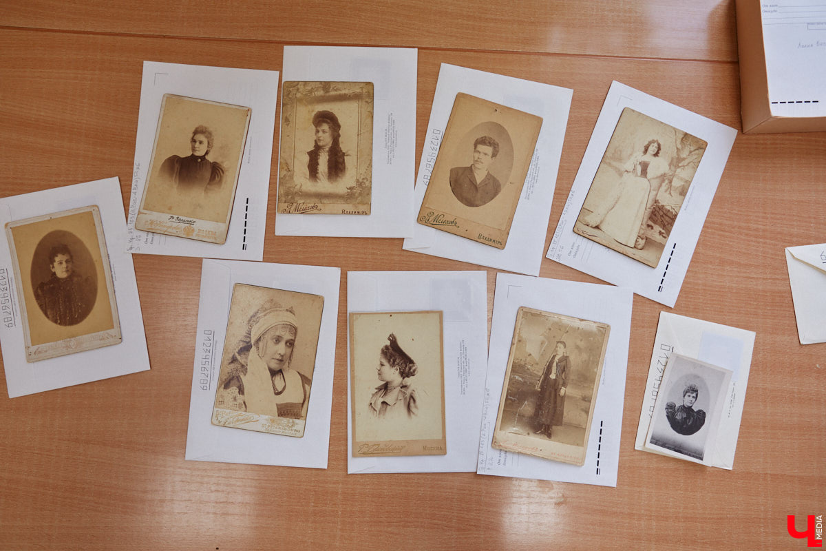 Местный коллекционер и краевед собрал уникальный фонд из газет, рукописей и книг. Одну из этих бумажных реликвий он даже выменял на последний костюм! Теперь же архив Леонида Богданова помогает разгадывать исторические загадки и делать яркие открытия. Например, из истории Владимирского академического театра драмы.