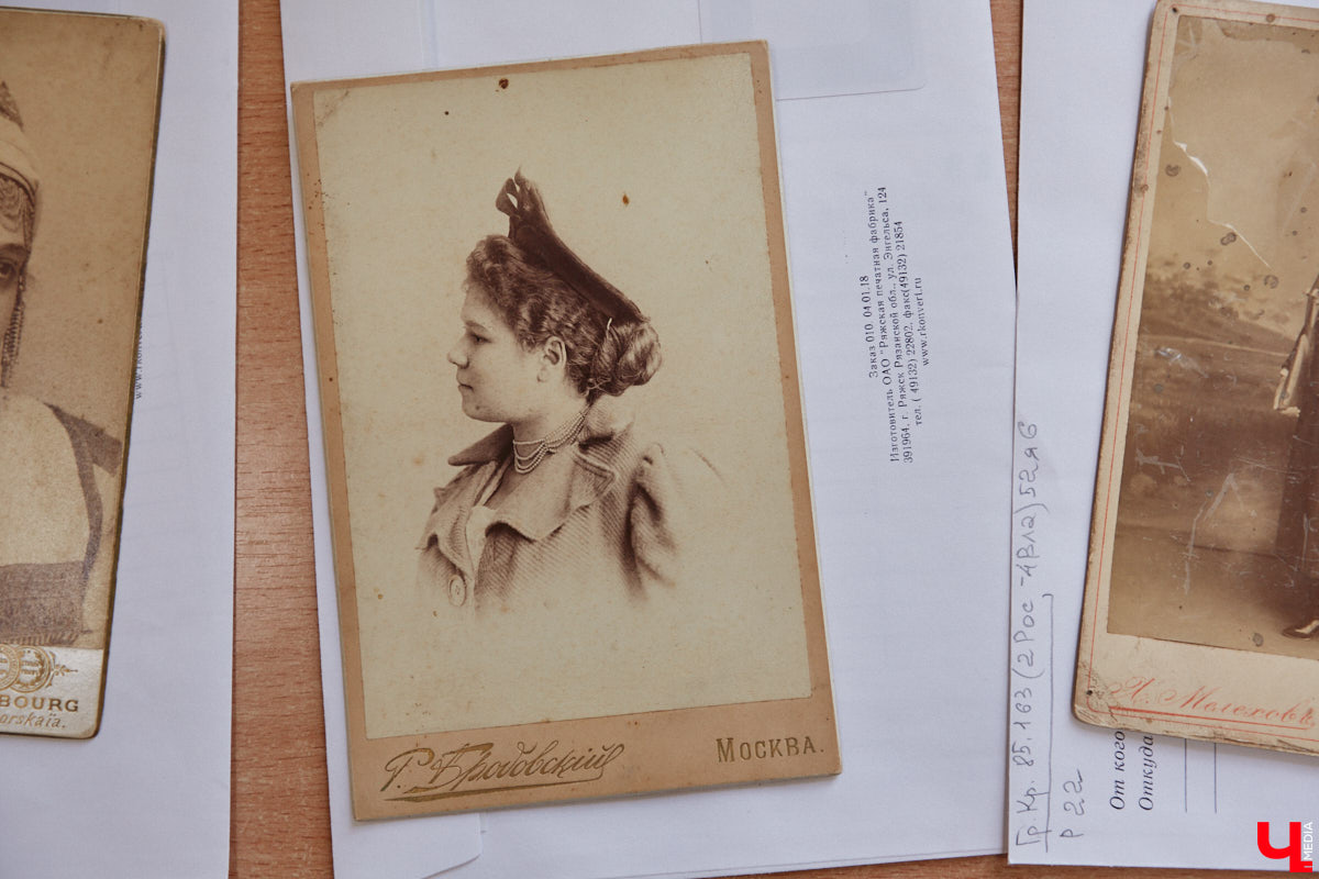 Местный коллекционер и краевед собрал уникальный фонд из газет, рукописей и книг. Одну из этих бумажных реликвий он даже выменял на последний костюм! Теперь же архив Леонида Богданова помогает разгадывать исторические загадки и делать яркие открытия. Например, из истории Владимирского академического театра драмы.