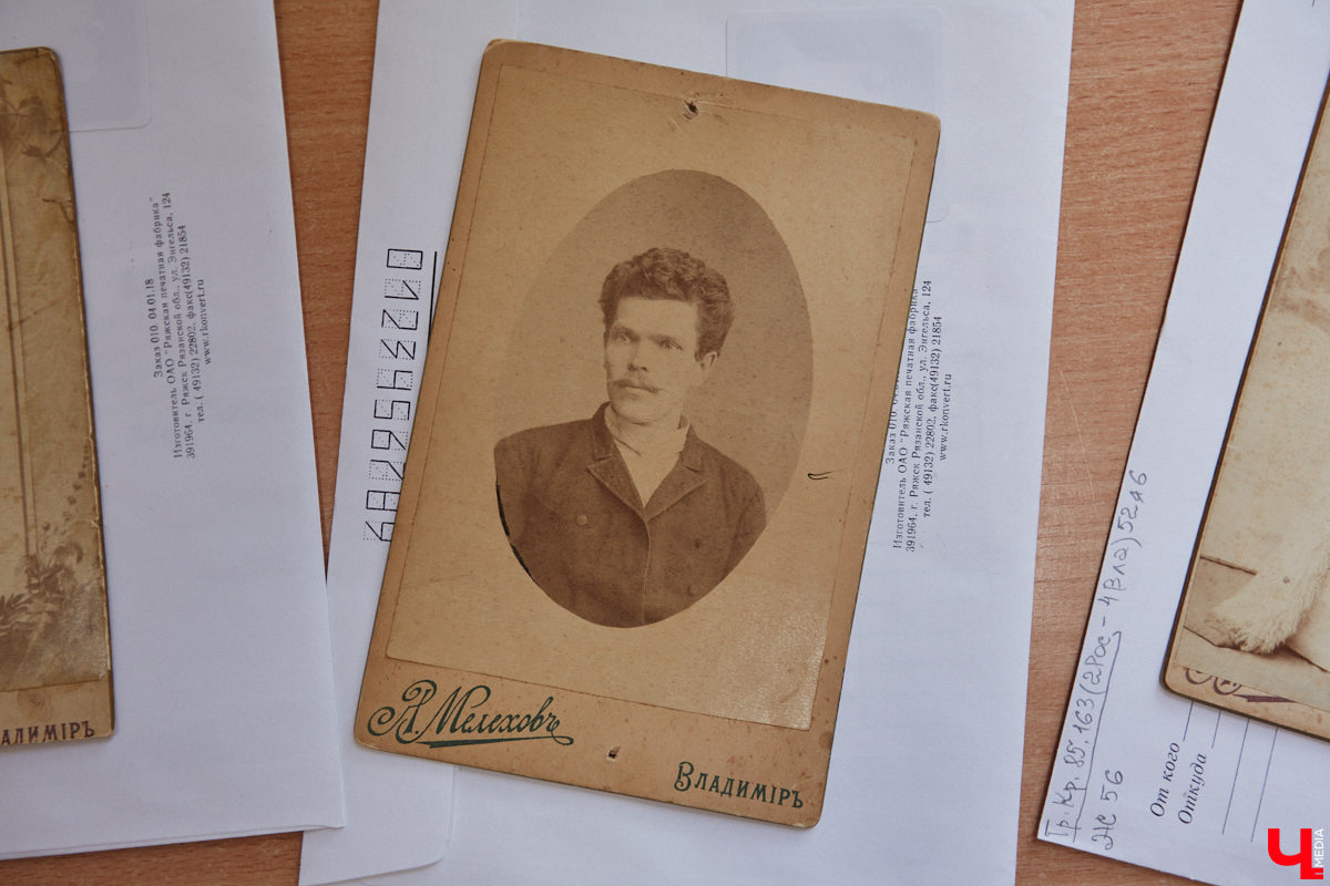 Местный коллекционер и краевед собрал уникальный фонд из газет, рукописей и книг. Одну из этих бумажных реликвий он даже выменял на последний костюм! Теперь же архив Леонида Богданова помогает разгадывать исторические загадки и делать яркие открытия. Например, из истории Владимирского академического театра драмы.