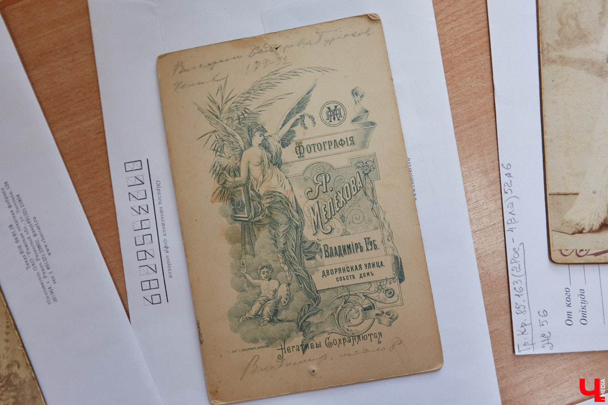 Местный коллекционер и краевед собрал уникальный фонд из газет, рукописей и книг. Одну из этих бумажных реликвий он даже выменял на последний костюм! Теперь же архив Леонида Богданова помогает разгадывать исторические загадки и делать яркие открытия. Например, из истории Владимирского академического театра драмы.