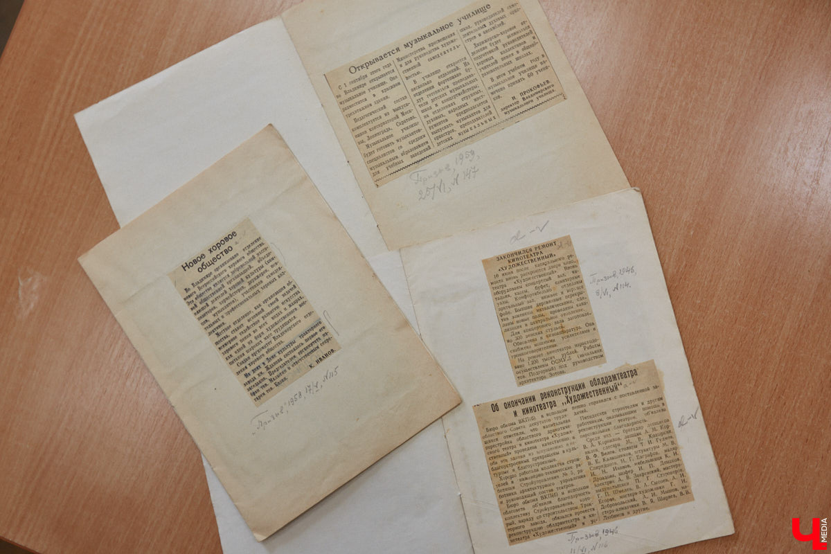 Местный коллекционер и краевед собрал уникальный фонд из газет, рукописей и книг. Одну из этих бумажных реликвий он даже выменял на последний костюм! Теперь же архив Леонида Богданова помогает разгадывать исторические загадки и делать яркие открытия. Например, из истории Владимирского академического театра драмы.