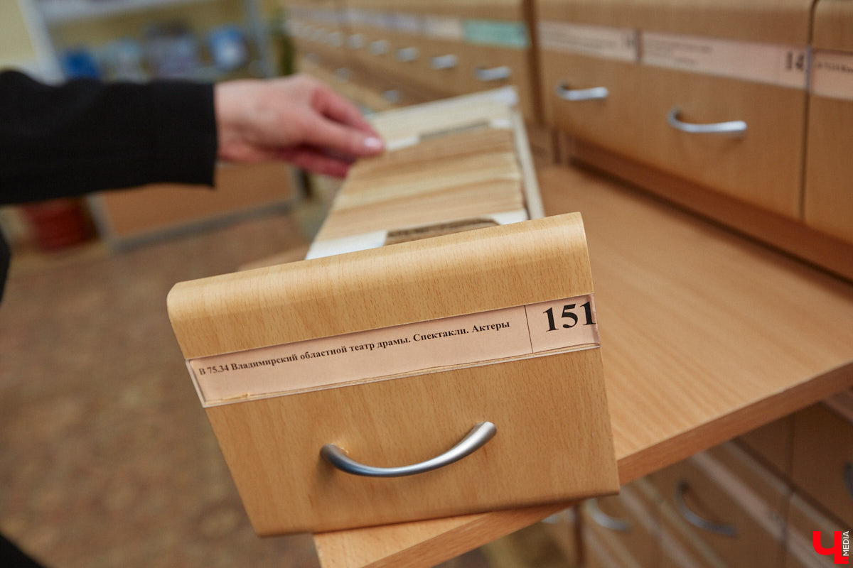 Местный коллекционер и краевед собрал уникальный фонд из газет, рукописей и книг. Одну из этих бумажных реликвий он даже выменял на последний костюм! Теперь же архив Леонида Богданова помогает разгадывать исторические загадки и делать яркие открытия. Например, из истории Владимирского академического театра драмы.