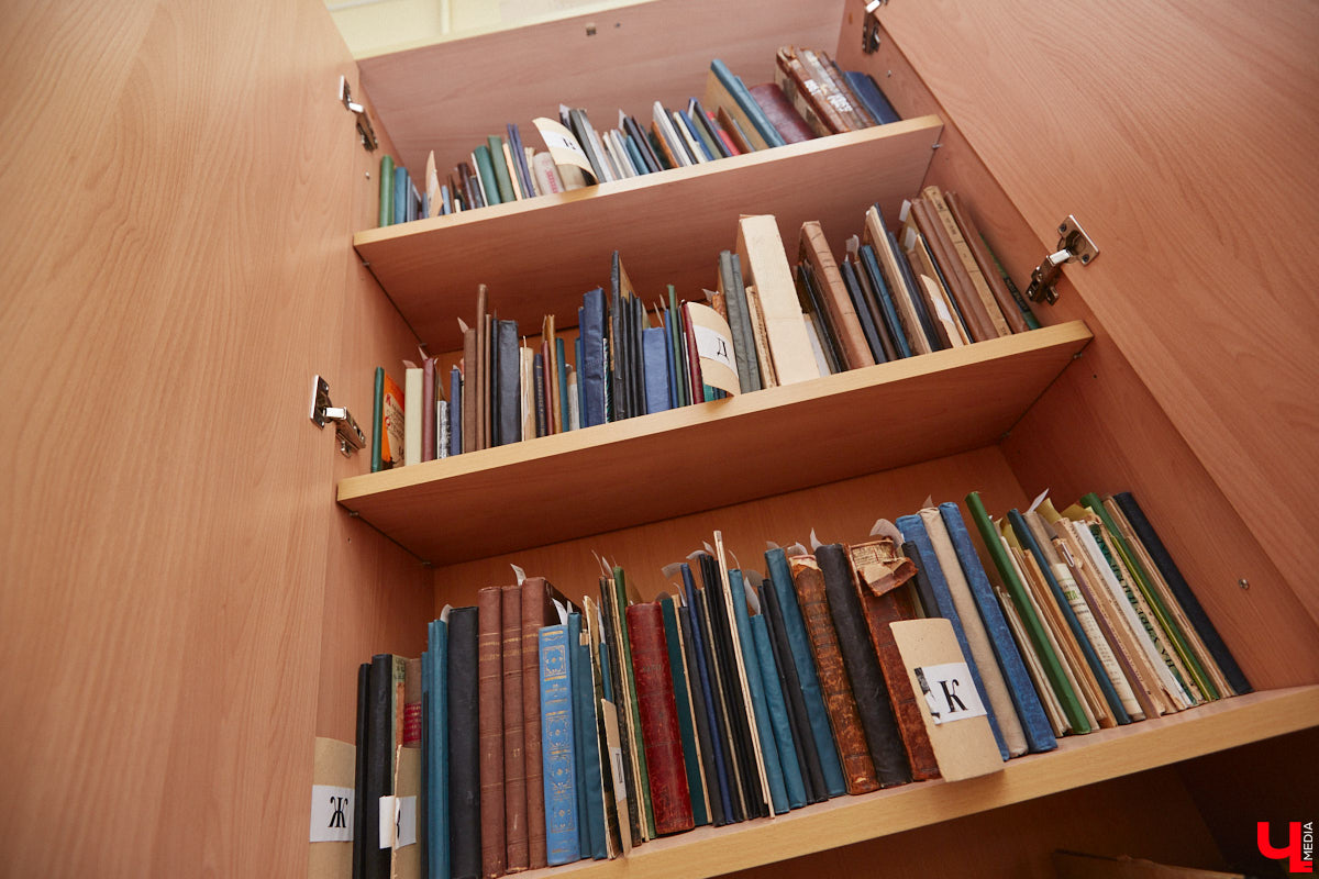 Местный коллекционер и краевед собрал уникальный фонд из газет, рукописей и книг. Одну из этих бумажных реликвий он даже выменял на последний костюм! Теперь же архив Леонида Богданова помогает разгадывать исторические загадки и делать яркие открытия. Например, из истории Владимирского академического театра драмы.