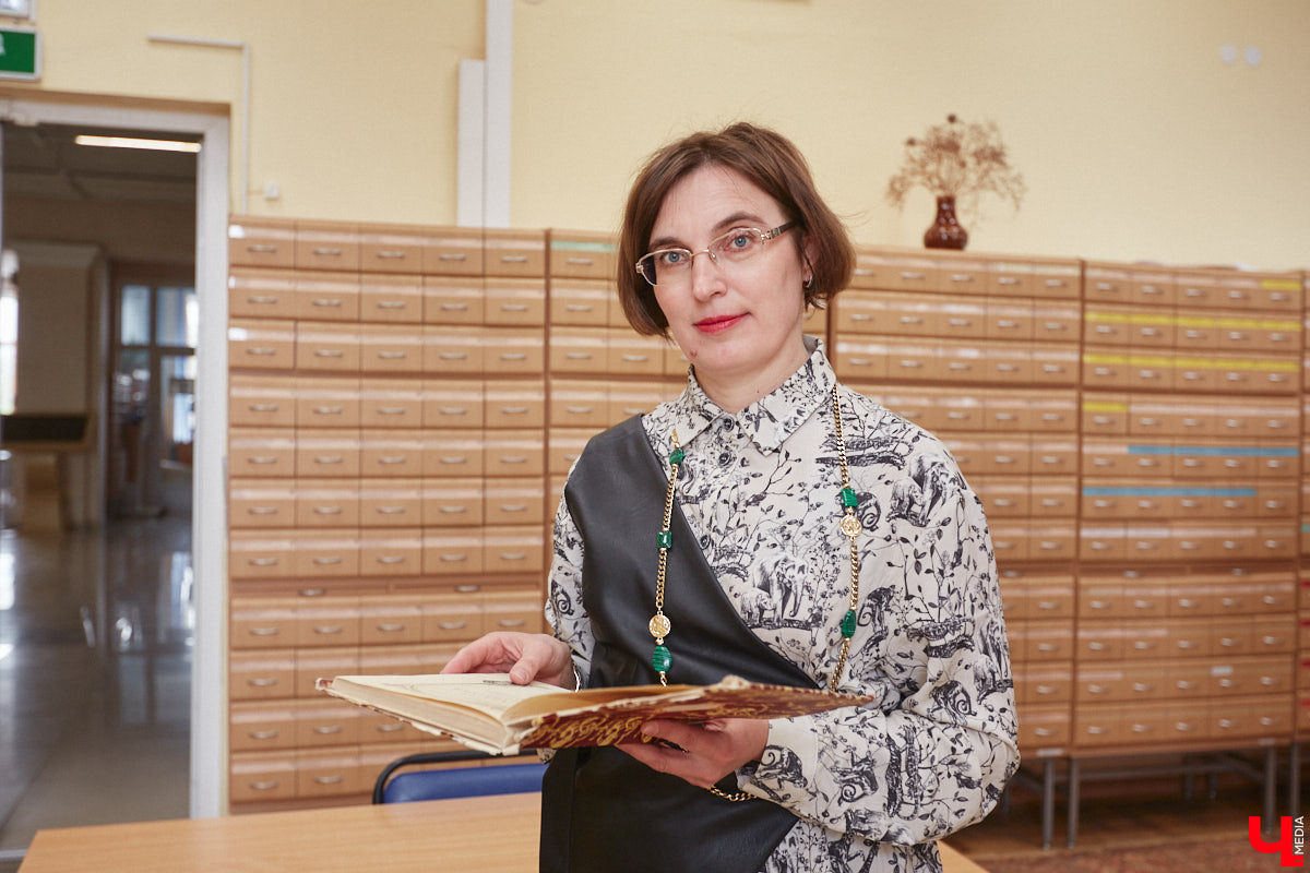 Местный коллекционер и краевед собрал уникальный фонд из газет, рукописей и книг. Одну из этих бумажных реликвий он даже выменял на последний костюм! Теперь же архив Леонида Богданова помогает разгадывать исторические загадки и делать яркие открытия. Например, из истории Владимирского академического театра драмы.