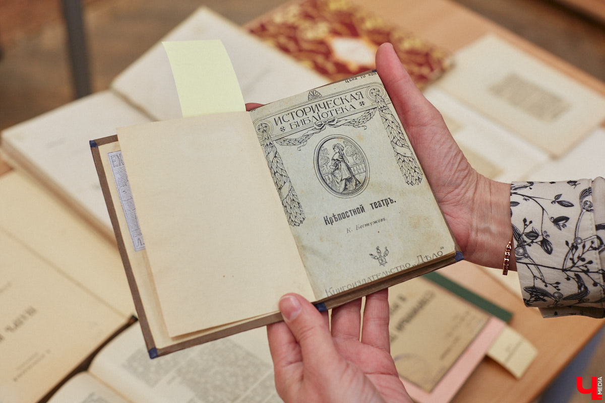 Местный коллекционер и краевед собрал уникальный фонд из газет, рукописей и книг. Одну из этих бумажных реликвий он даже выменял на последний костюм! Теперь же архив Леонида Богданова помогает разгадывать исторические загадки и делать яркие открытия. Например, из истории Владимирского академического театра драмы.