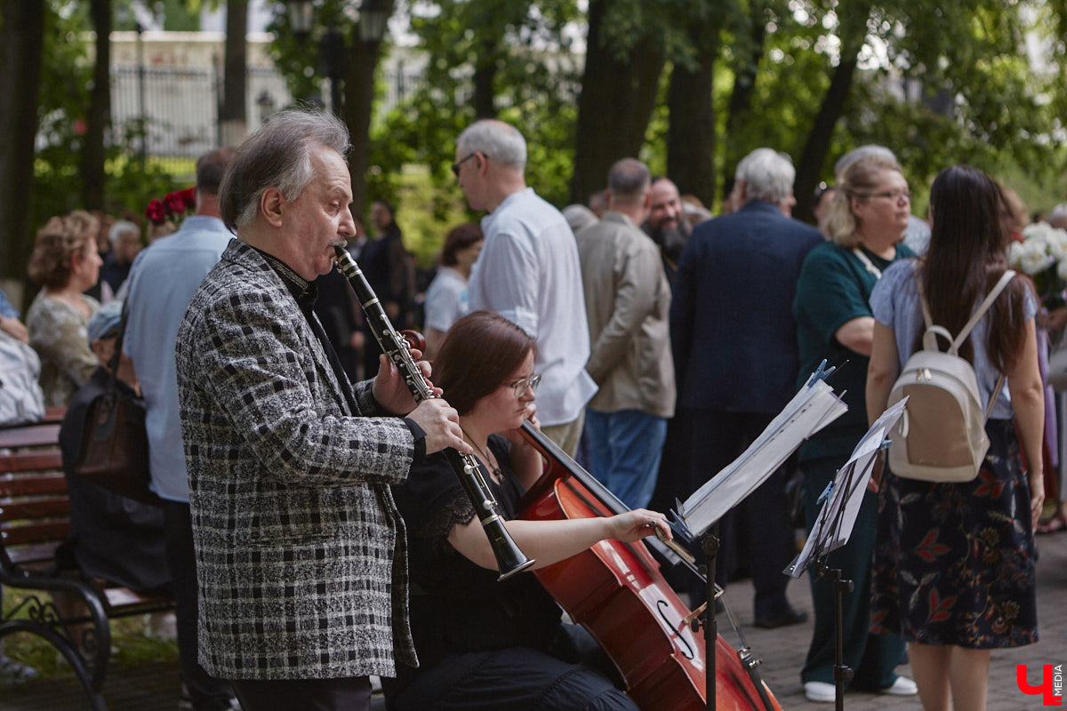 В областном центре воздвигли памятник «солнцу русской поэзии». Событие приурочено к 225-летию со дня рождения Александра Сергеевича. Полюбоваться скульптурой поэта в движении, которая задаст старт реконструкции сквера имени Пушкина, можно в нашем фоторепортаже с открытия.