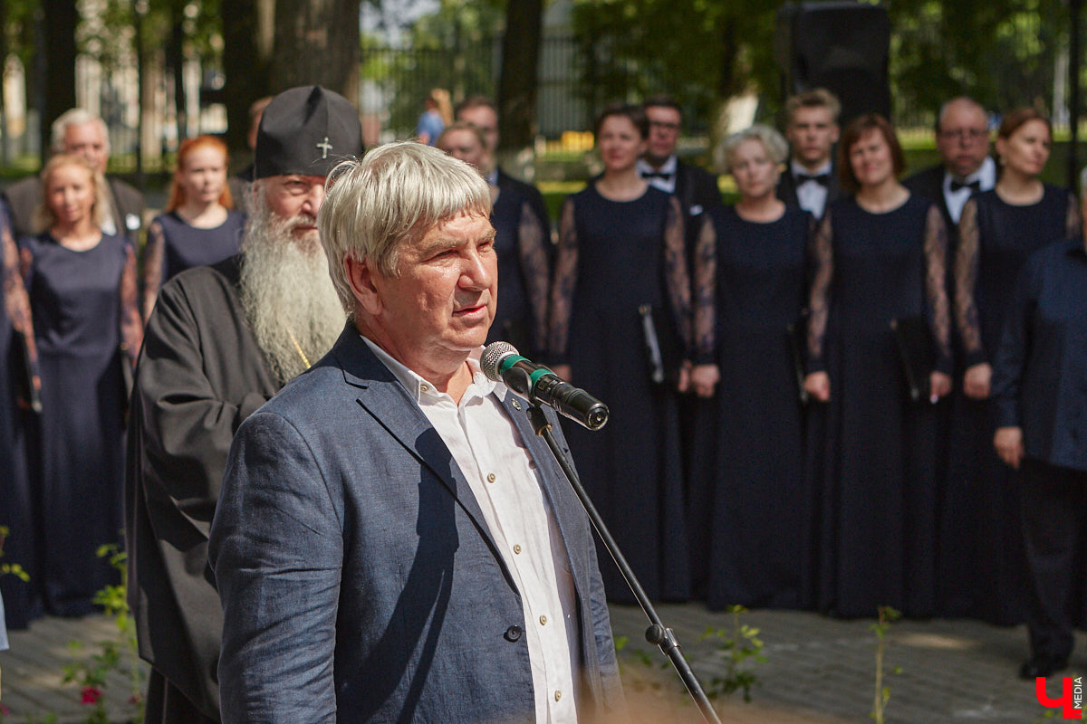 В областном центре воздвигли памятник «солнцу русской поэзии». Событие приурочено к 225-летию со дня рождения Александра Сергеевича. Полюбоваться скульптурой поэта в движении, которая задаст старт реконструкции сквера имени Пушкина, можно в нашем фоторепортаже с открытия.
