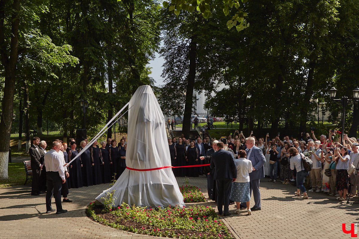В областном центре воздвигли памятник «солнцу русской поэзии». Событие приурочено к 225-летию со дня рождения Александра Сергеевича. Полюбоваться скульптурой поэта в движении, которая задаст старт реконструкции сквера имени Пушкина, можно в нашем фоторепортаже с открытия.