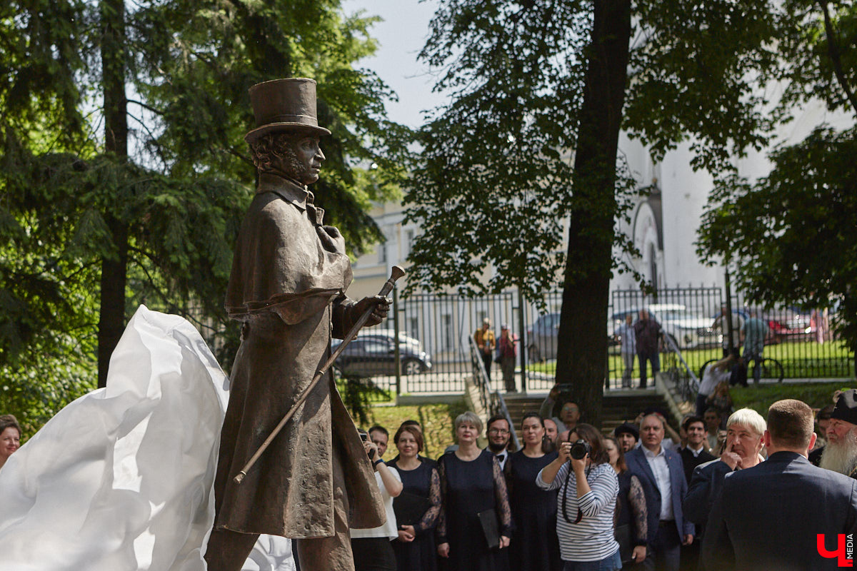 В областном центре воздвигли памятник «солнцу русской поэзии». Событие приурочено к 225-летию со дня рождения Александра Сергеевича. Полюбоваться скульптурой поэта в движении, которая задаст старт реконструкции сквера имени Пушкина, можно в нашем фоторепортаже с открытия.