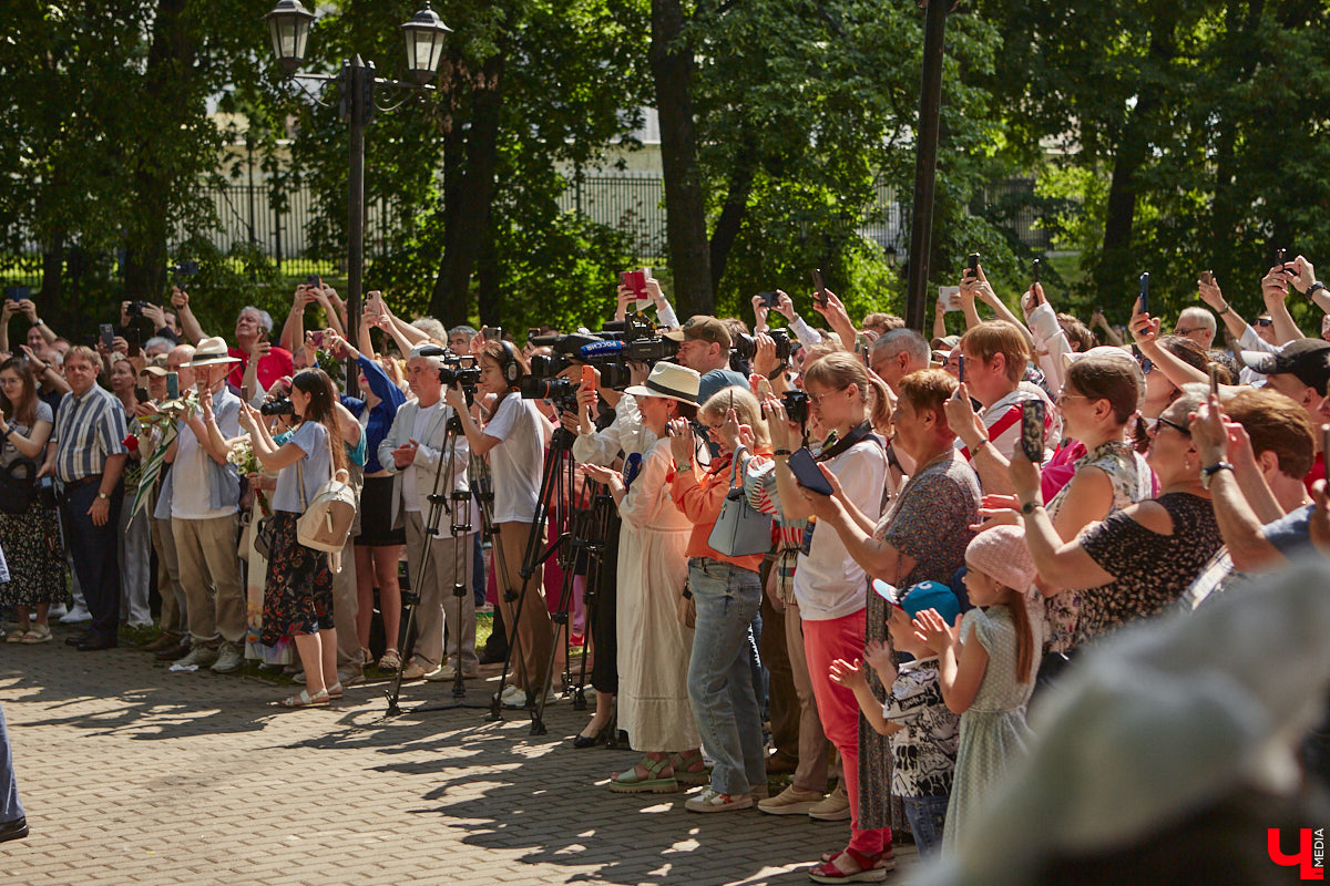 В областном центре воздвигли памятник «солнцу русской поэзии». Событие приурочено к 225-летию со дня рождения Александра Сергеевича. Полюбоваться скульптурой поэта в движении, которая задаст старт реконструкции сквера имени Пушкина, можно в нашем фоторепортаже с открытия.