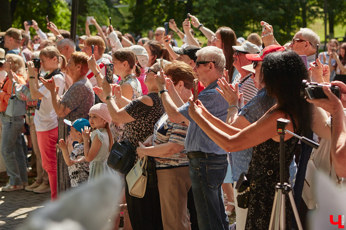 В областном центре воздвигли памятник «солнцу русской поэзии». Событие приурочено к 225-летию со дня рождения Александра Сергеевича. Полюбоваться скульптурой поэта в движении, которая задаст старт реконструкции сквера имени Пушкина, можно в нашем фоторепортаже с открытия.