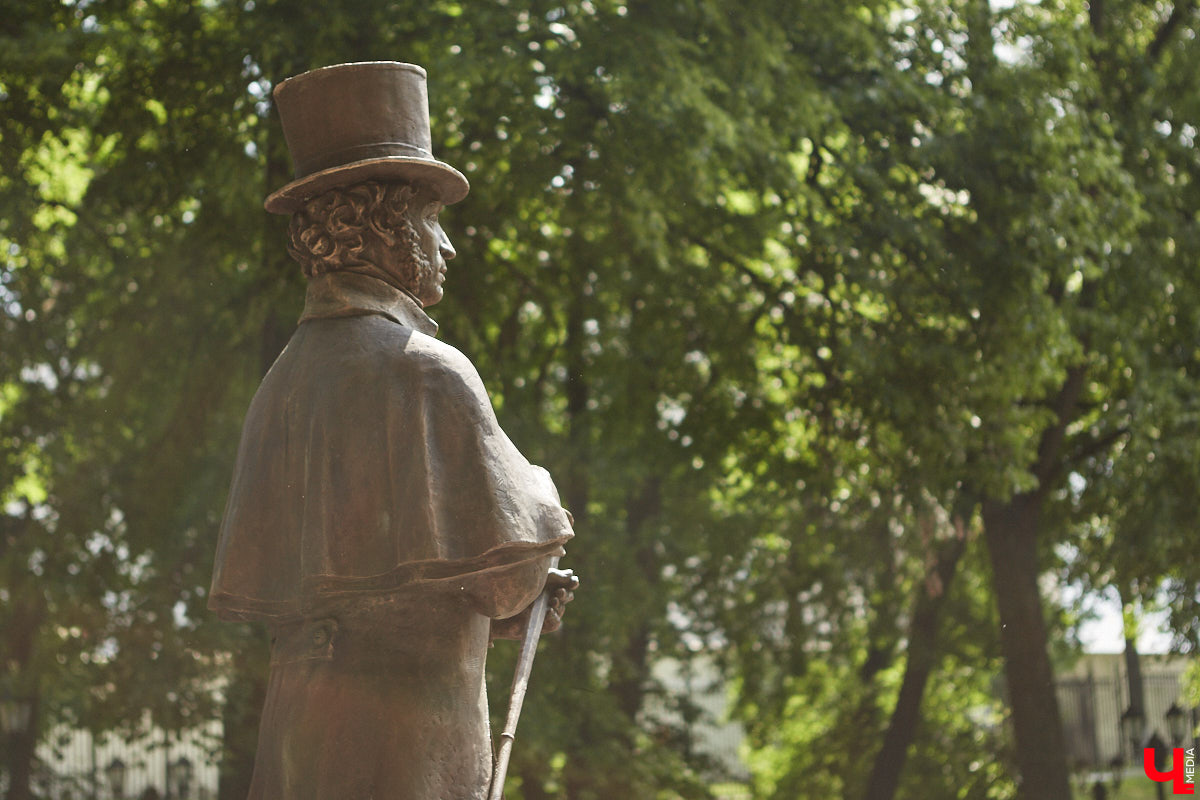 В областном центре воздвигли памятник «солнцу русской поэзии». Событие приурочено к 225-летию со дня рождения Александра Сергеевича. Полюбоваться скульптурой поэта в движении, которая задаст старт реконструкции сквера имени Пушкина, можно в нашем фоторепортаже с открытия.