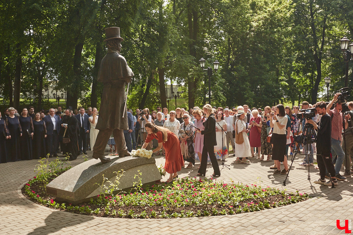 В областном центре воздвигли памятник «солнцу русской поэзии». Событие приурочено к 225-летию со дня рождения Александра Сергеевича. Полюбоваться скульптурой поэта в движении, которая задаст старт реконструкции сквера имени Пушкина, можно в нашем фоторепортаже с открытия.