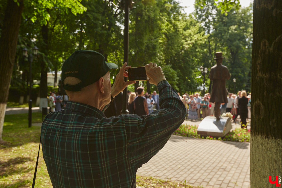 В областном центре воздвигли памятник «солнцу русской поэзии». Событие приурочено к 225-летию со дня рождения Александра Сергеевича. Полюбоваться скульптурой поэта в движении, которая задаст старт реконструкции сквера имени Пушкина, можно в нашем фоторепортаже с открытия.